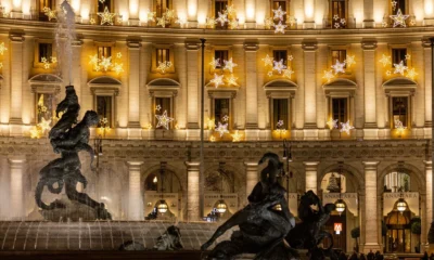 Fachada iluminada del Anantara Palazzo Naiadi Rome durante la temporada navideña
