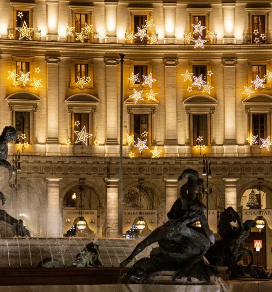 Fachada iluminada del Anantara Palazzo Naiadi Rome durante la temporada navideña