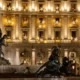 Fachada iluminada del Anantara Palazzo Naiadi Rome durante la temporada navideña