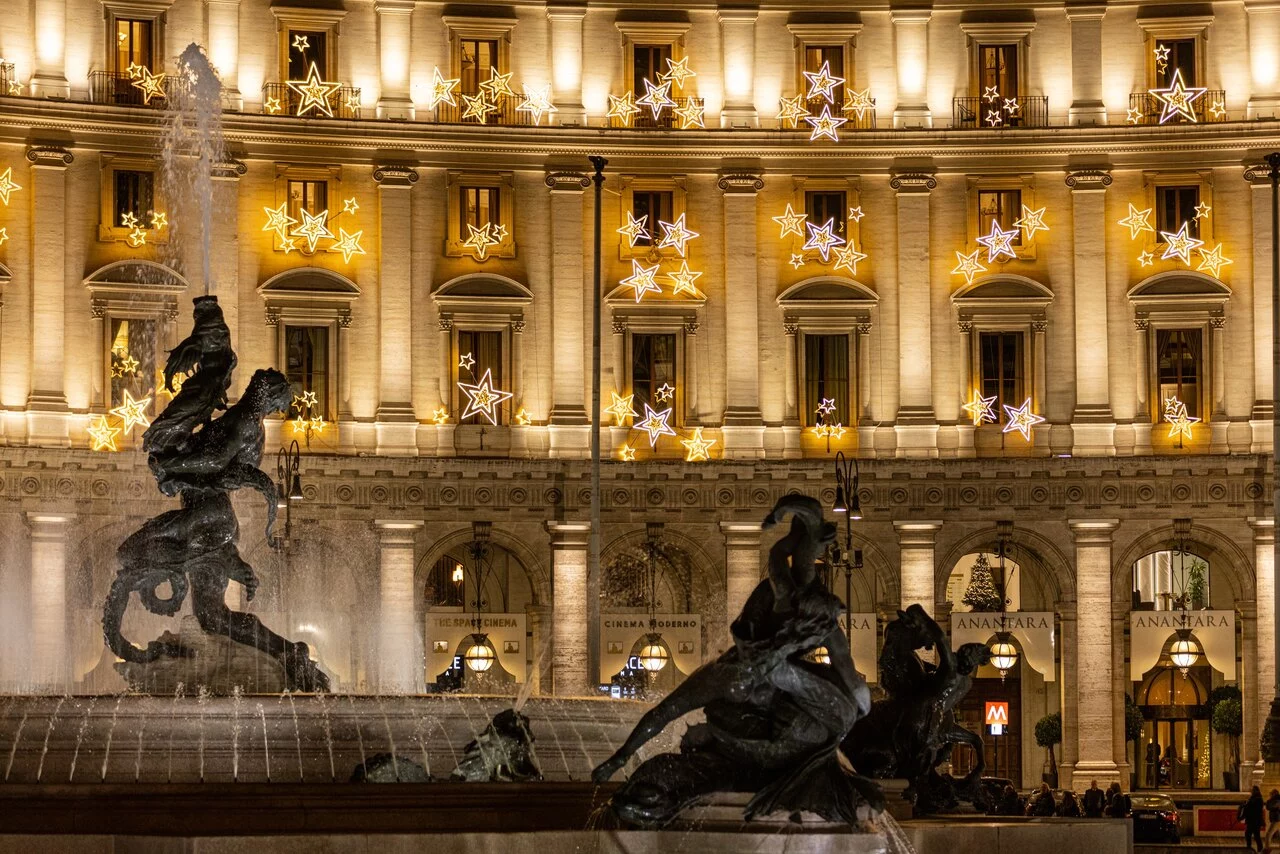 Fachada iluminada del Anantara Palazzo Naiadi Rome durante la temporada navideña